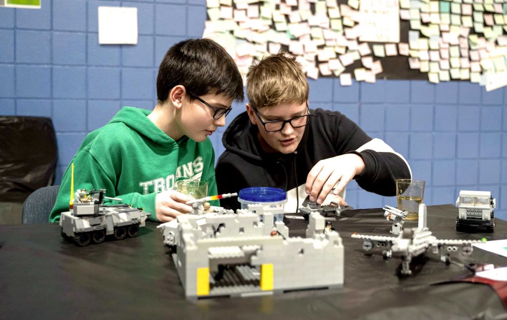 students building lego robots